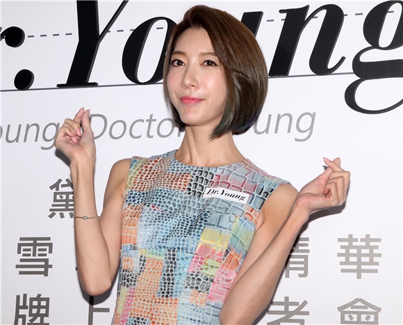 宋米秦出席医美保养品牌活动 分享保养肌肤秘诀