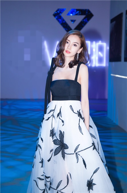 Angelababy黑白礼裙优雅亮相 现场即兴演唱惊艳粉丝