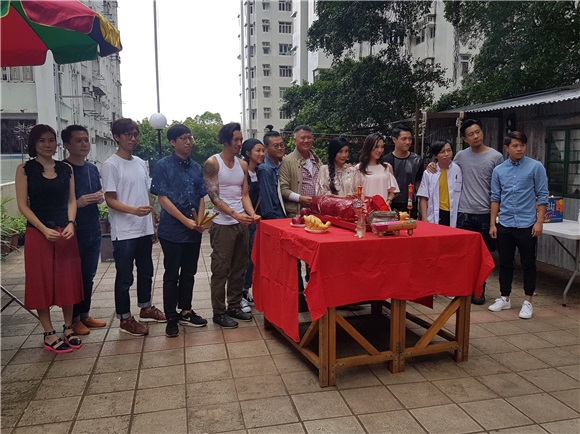 万梓良、吴家丽、张继聪、白只等电影《》今晚打丧尸》举行开镜拜神仪式