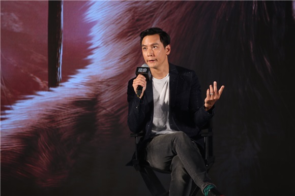 宝拉-帕顿亮相《魔兽:崛起》北京发布会 吴彦祖大放福利与女粉丝贴面自拍