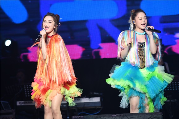Twins上海演唱会万人大合唱 粉红闺蜜装仙女下凡