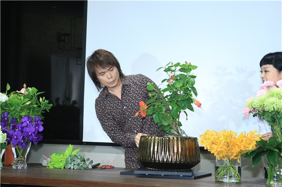 伍佰为电台活动献出插花秀
