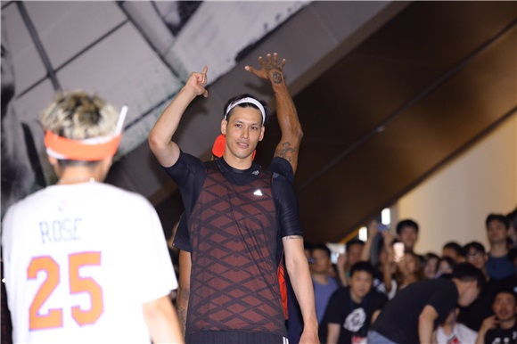 NBA球星德里克·罗斯与韩星HaHa Epik High等出席2016篮球大会决胜战活动