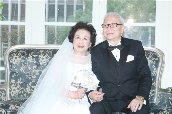 何润东与老婆和爸妈一起拍摄结婚周年纪念照
