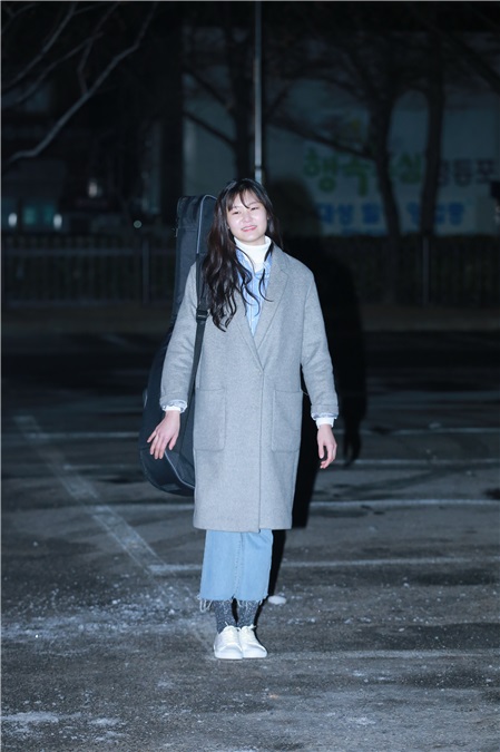 AOA美美亮相《音乐银行》上班路 徐贤个性皮衣压轴超帅
