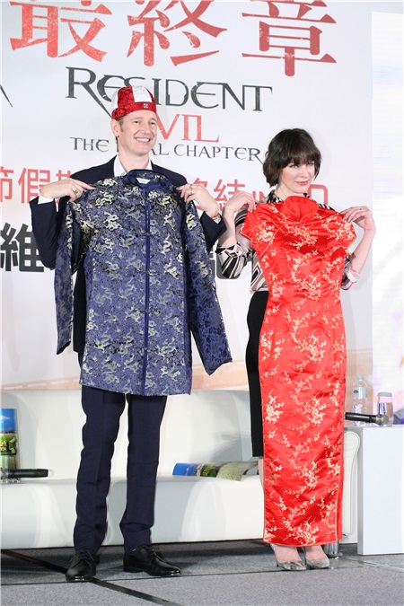 蜜拉乔娃维琪与导演保罗安德森为《恶灵古堡最终章》宣传
