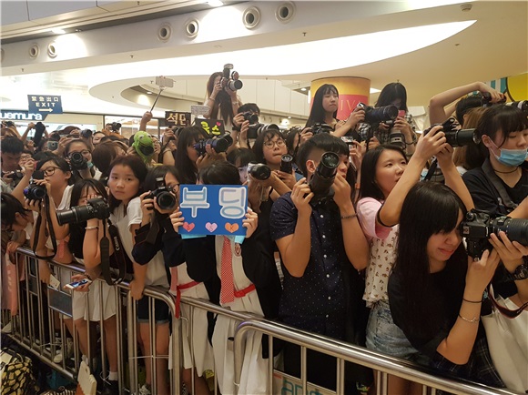 韩国新晋人气男团Seventeen首次来港举办粉丝见面会