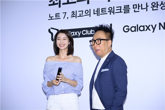 朴明秀与Hello Venus娜拉出席三星发布活动