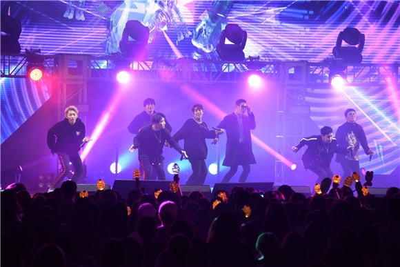 Block B出道七年首登台 演唱夯曲《HER》全场海翻