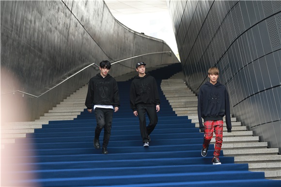 誉恩、保亨、李贤伊、崔熙、SEVENTEEN成员圆佑、Vernon、S.COUPS等出席2017F/W首尔时装周