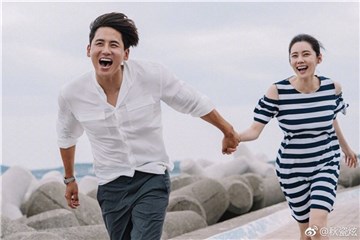 於晓光晒秋瓷炫合影庆祝一周年 甜蜜表白：结婚真好