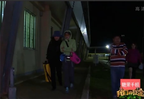 姚笛节目中紫外线过敏致眼伤 灼伤近乎失明暂离队就医