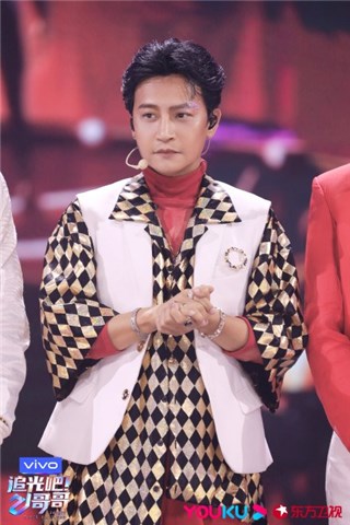 《追光吧！哥哥》导演回应男嘉宾油腻！笑称：“他们自己都没意识到”