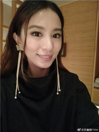 HEBE耍冷耍酷又灿笑 两种形象网友都买单