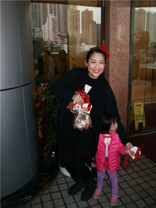 〈Yes香港现场〉美腿天后出院了 为人母样好幸福