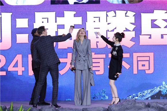 《金刚:骷髅岛》首映发布会 抖森读诗秀表情集体自拍