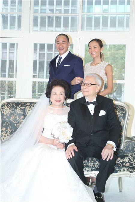 何润东与老婆和爸妈一起拍摄结婚周年纪念照