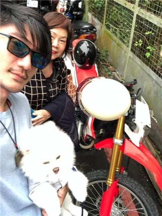 高以翔逝世半年   二哥抱他爱犬伴妈过节