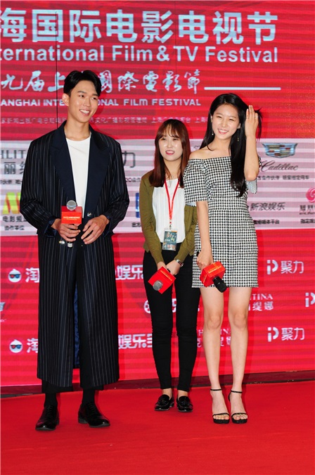 刘昊然出席上海国际电影节《双生》记者会 陈都灵、金赛纶中韩美女同台暗PK
