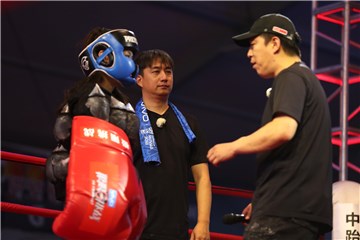 黄渤、黄磊和搭档在拳击台上
