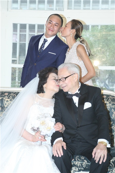 何润东与老婆和爸妈一起拍摄结婚周年纪念照