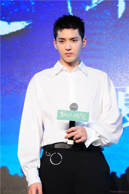 吴亦凡亮相《夏有乔木》发布会360度帅 变身「青苹果少年」向「你」表白