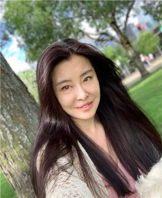 岁月不败！54岁王祖贤晒素颜自拍照  恬淡自然状态好