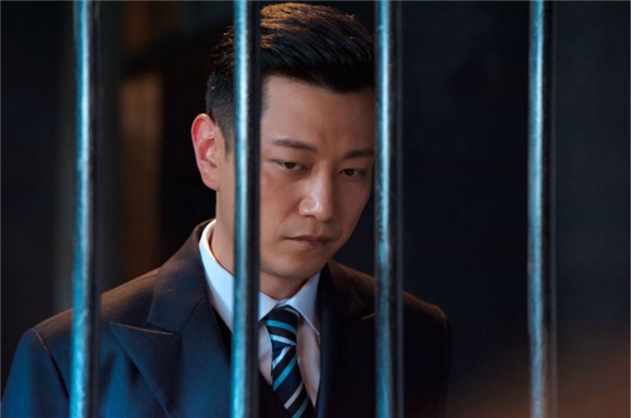 张洪睿变身民国霸道总裁 西装革履抗衡高温