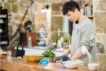 朱桢认真做饭