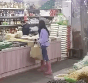张柏芝买菜把钱掉了  获路人提醒后捡起还一脸懵