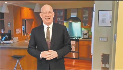 汤姆汉克抗疫成功 顶着大平头开工