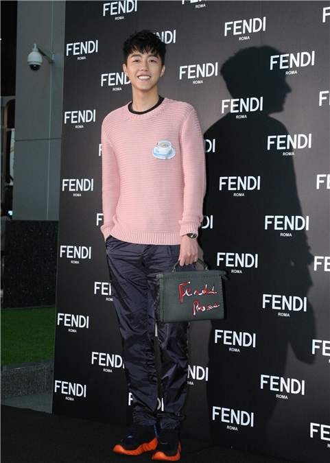 欧阳娜娜、孟耿如等出席FENDI微风信义巨型圣诞装置点灯派对