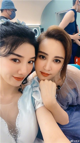 黄奕晒和《乘风破浪》姐姐们的合照  上演美女贴贴氛围融洽