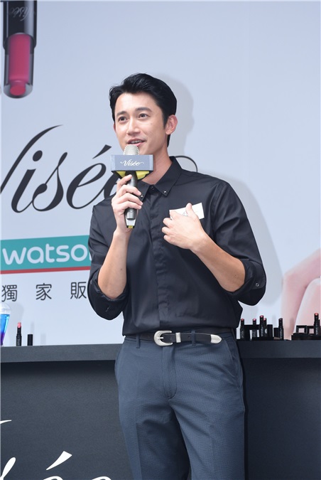 吴慷仁帅气出席彩妆活动与粉丝近距离互动