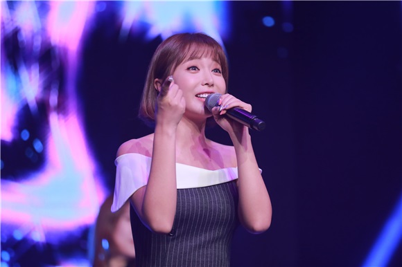 歌手洪真英全新单曲《爱,不爱》发售showcase