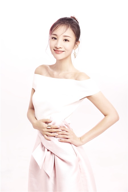 章龄之粉红美照来袭 清纯动人女神范儿