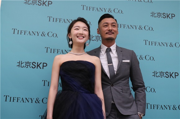 「宇宙夫妇」合体出席Tiffany活动 余文乐「老司机」频频逗乐周冬雨互动暧昧默契