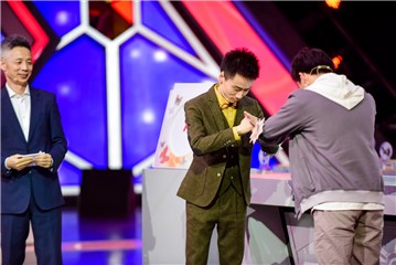 赛前,两位选手互相抱拳