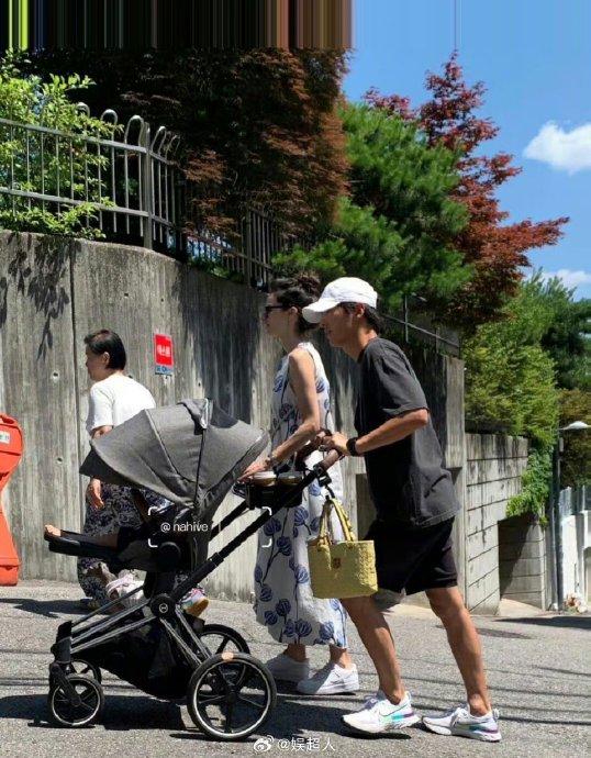 宋仲基街头遛娃被偶遇 英籍妻子气质出众一家三口幸福温馨