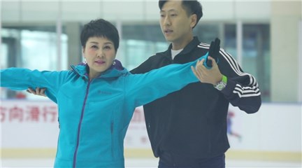 张凯丽挑战花样滑冰