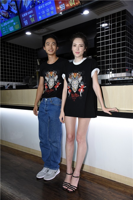 黄河.许伟宁宣传恐怖电影《红衣小女孩2》现身影城担任七夕情人节一日店长