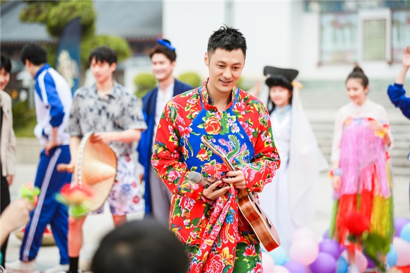 余文乐《24小时》弃型男包袱 穿东北大花袄扭秧歌