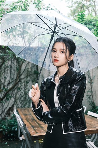 张婧仪携《打火机与公主裙》亮相优酷精品先鉴会 化身穿着公主裙的骑士