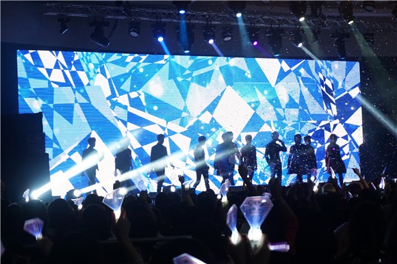 韩国13人男团Seventeen演唱会