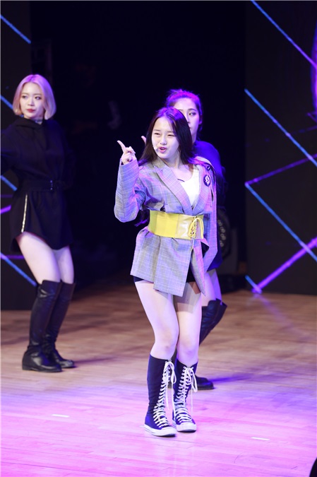 Kriesha Tiu办出道showcase 展华丽舞台表现力