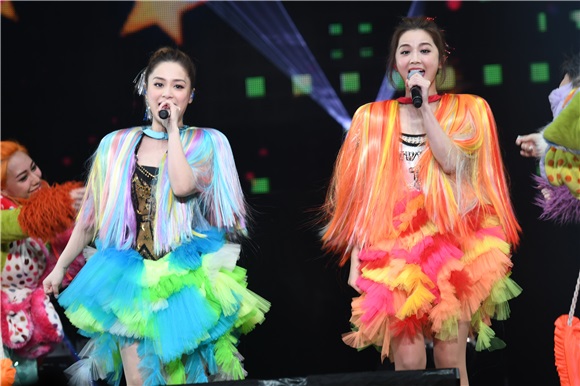 Twins上海演唱会万人大合唱 粉红闺蜜装仙女下凡