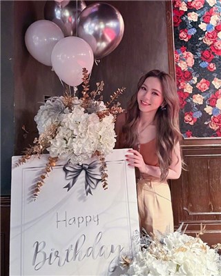 邓紫棋31岁生日与鲜花蛋糕合影   小秀蛮腰笑容灿烂状态好