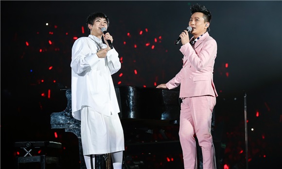 华晨宇演唱会哽咽告白 张信哲从天而降火星「合体」