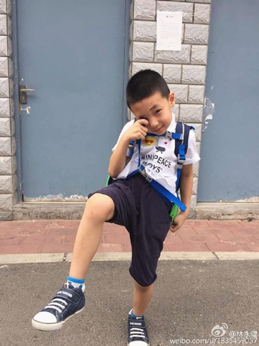 林永健晒大竣开学照 网友:一看就是亲生的!