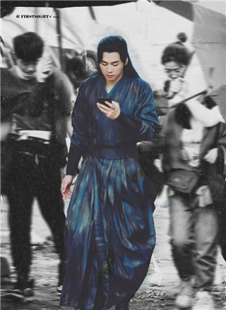 李易峰《镜双城》路透   飘逸蓝衣蓝发魅惑帅气